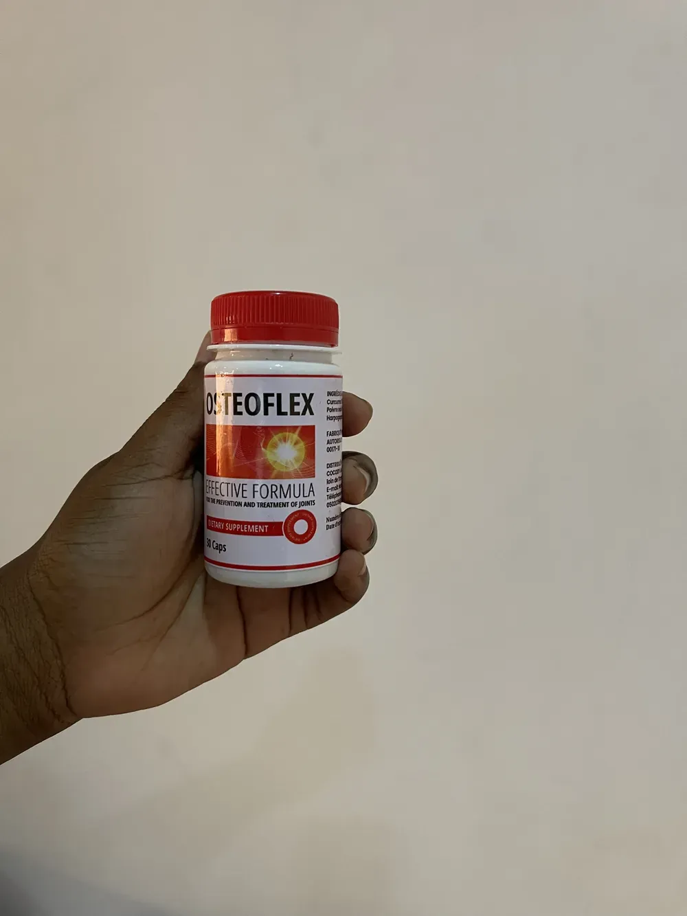 Flacon d’Osteoflex tenu à la main par un client à Abidjan