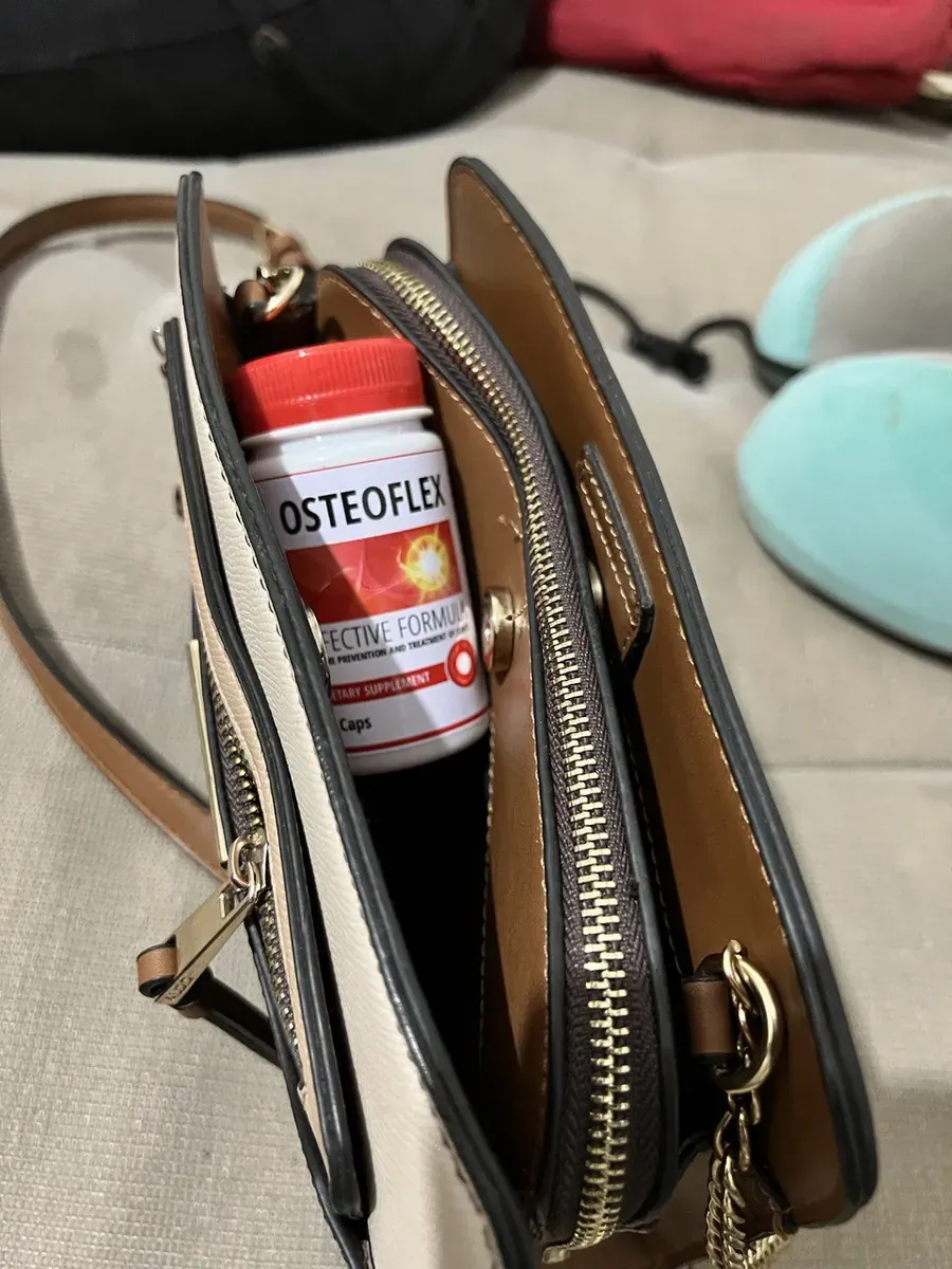 Flacon d’Osteoflex rangé dans un sac à main, prêt à partir au travail